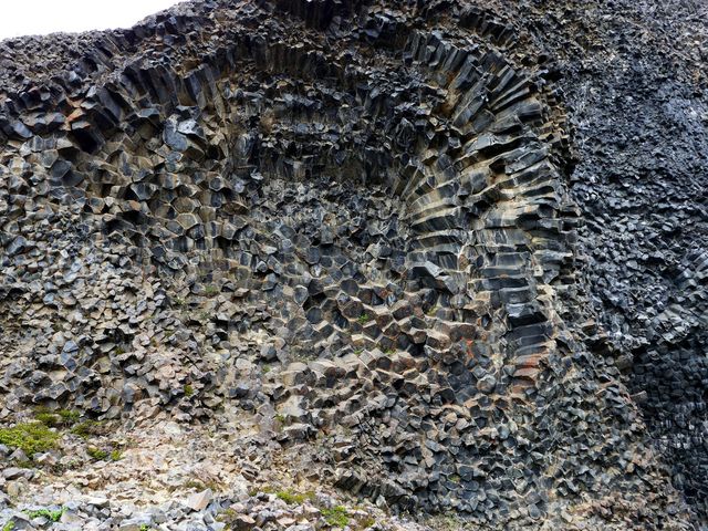 Columnar jointing at Hlj&oacute;&eth;aklettar